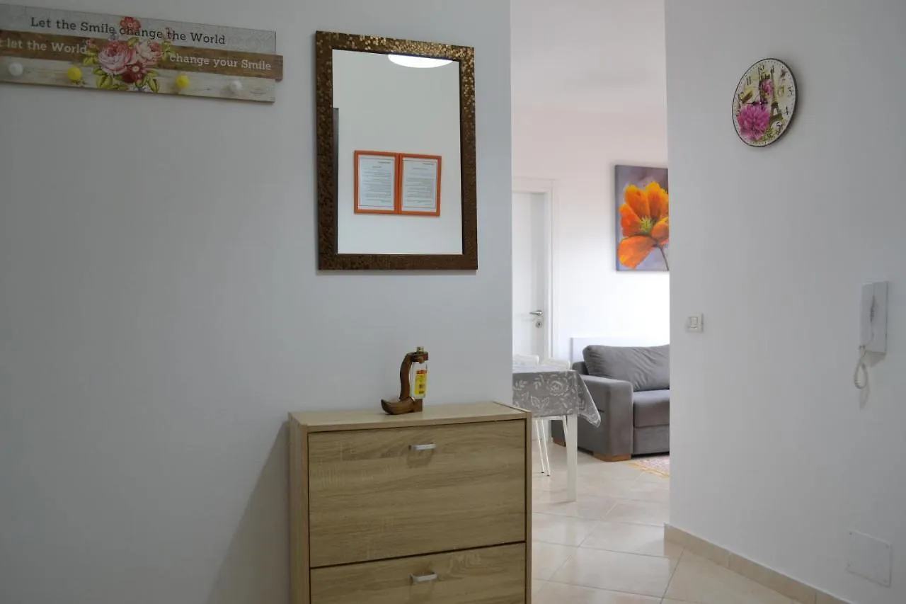 Flowers & Green 2 Bedrooms Apartment & Box Garage Vlorë
