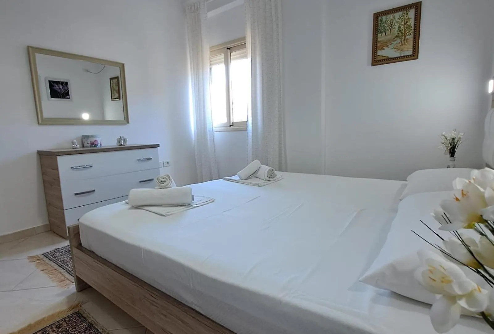Flowers & Green 2 Bedrooms Apartment & Box Garage Vlorë